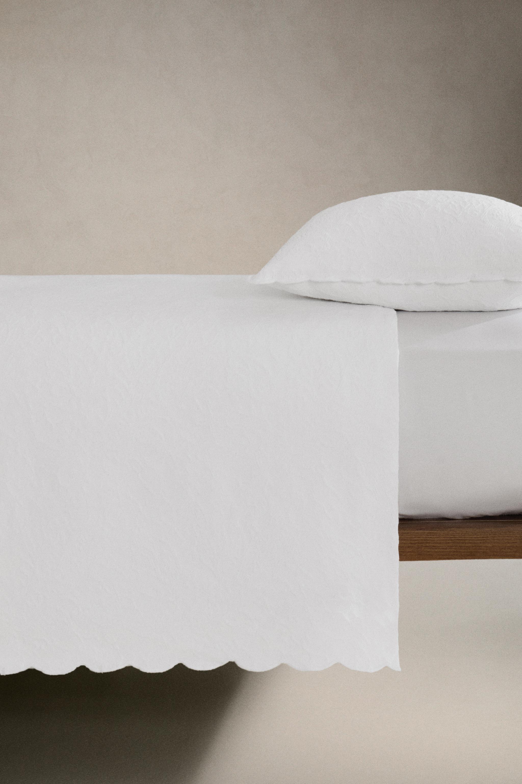 SCALLOPED FLOWER BEDSPREAD